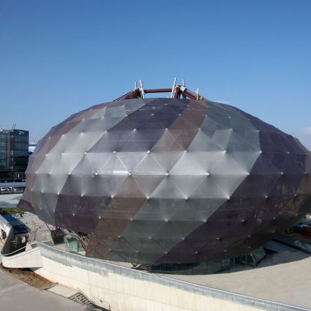 Fachada textil en forma de óvalo del edificio de la sede Iguzzini